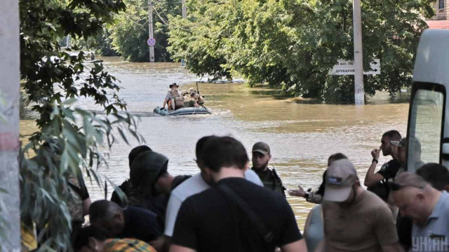 У Херсоні окупанти обстріляли волонтерів, евакуація людей призупинена
