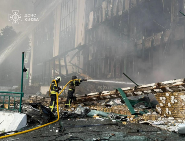 Росіяни пошкодили інфраструктурний об'єкт на Київщині: у ДСНС розповіли про нічну атаку