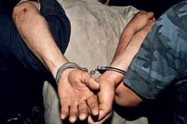 Надели наручники и били ногами и дубинками