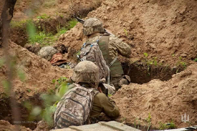 Купи шкарпеток, трупи і ягідний сироп: що кидають росіяни в залишених окопах
