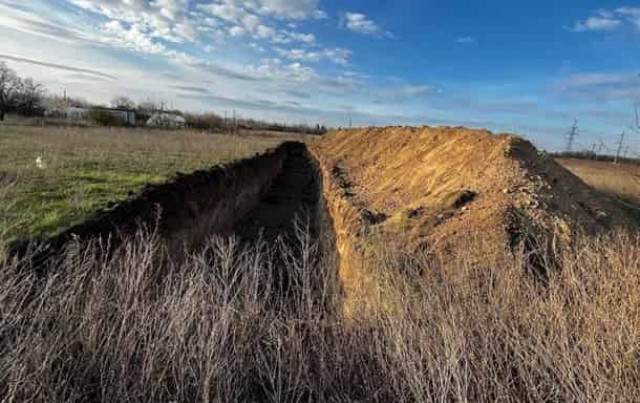 Недалеко от Запорожской АЭС войска РФ роют траншеи и устанавливают Грады