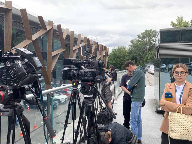 В Парковом начинается заседание слуг народа