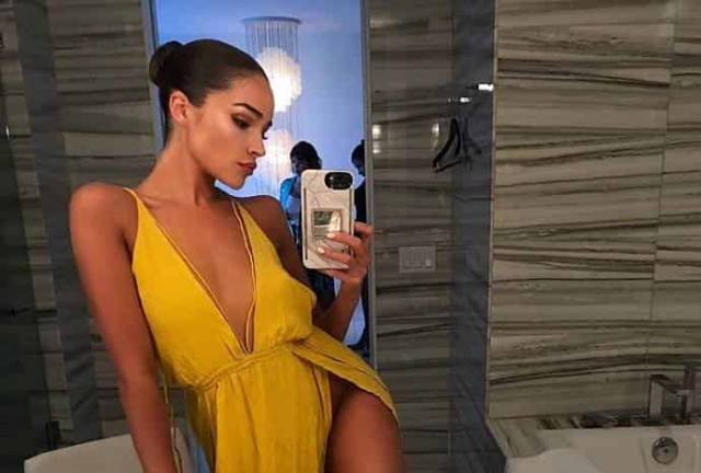 Бывшую «Мисс Вселенная» отказались пускать в самолет из-за непристойной одежды
