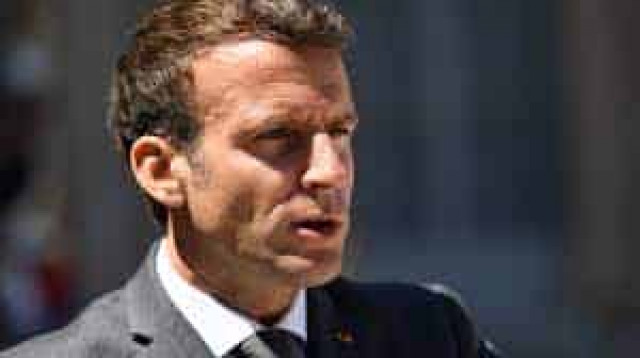 Макрон призвал Алиева прекратить военные действия и продолжить переговоры
