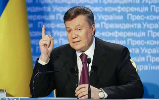 ЕС снял часть санкций с Януковича и его сына
