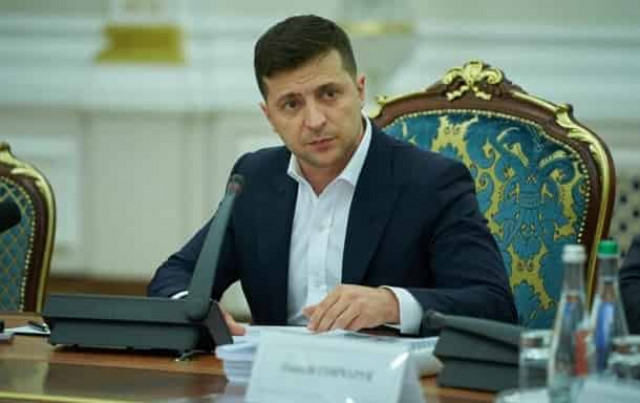 Зеленский подписал закон, приравнивающий е-паспорта к бумажным
