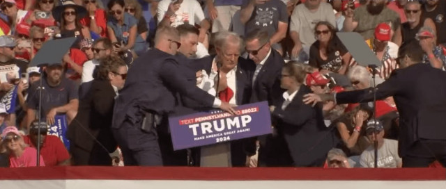 Замах на Трампа: ЗМі розкрили неочікувану першу реакцію політика на постріли
