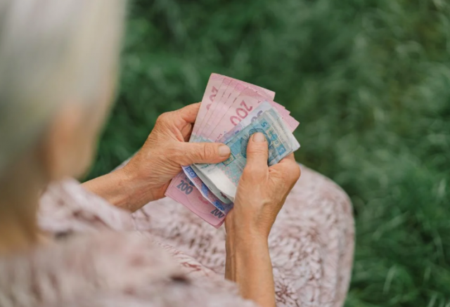 Менше 15% пенсіонерів: скільки українців отримують 10 тисяч гривень пенсії
