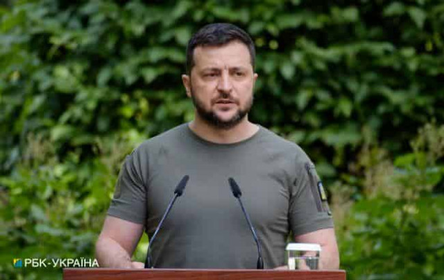 Зеленский ответил, когда снимут запрет на выезд мужчин из Украины
