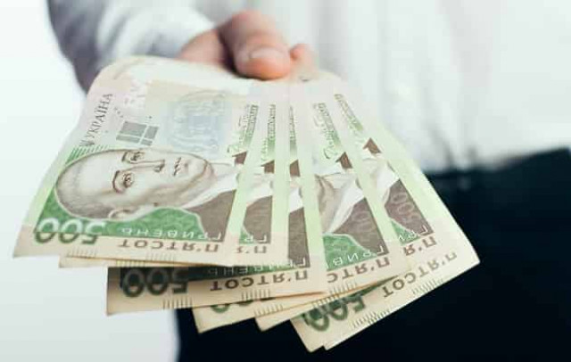 На счетах украинцев начала появляться 1 тыс. грн за вакцинацию от коронавируса
