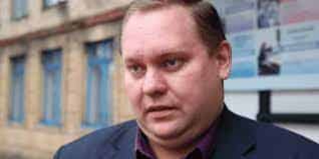 Депутат горсовета  выпрыгнул из окна на глазах у ребенка 
