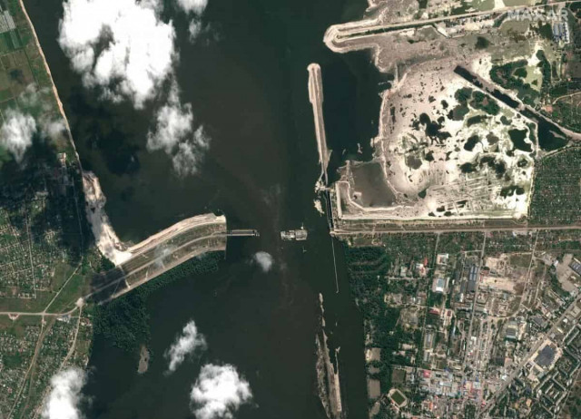 Що залишилося від Каховської ГЕС після підриву Росією: з'явилися нові супутникові знімки (Фото)
