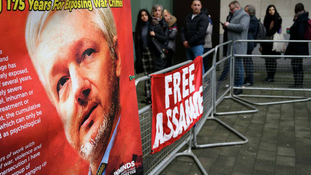 Стелла Морис заявила, что в британской тюрьме его каждый день подвергают рентгеновскому исследованию