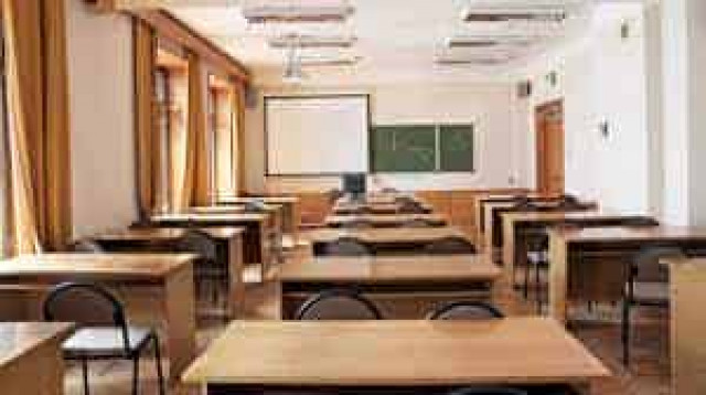 Школы Украины должны вернуться к очному формату обучения, - Шмыгаль