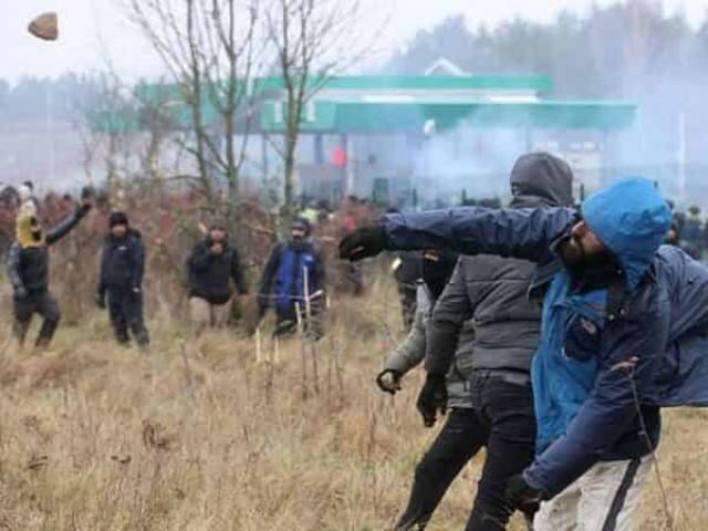 Почти 100 нелегалов штурмовали границу Польши
