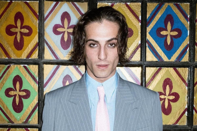 Лідер гурту Maneskin змінив імідж та вирішив піти у сольне плавання
