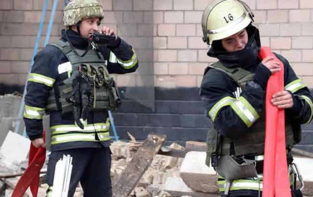 Войска РФ обстреляли Николаев ракетами C-300: попали в жилой дом и рынок
