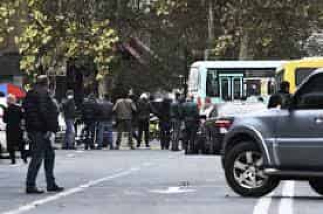 Ветераны пытаются помешать Пашиняну принять участие в шествии в Ереване