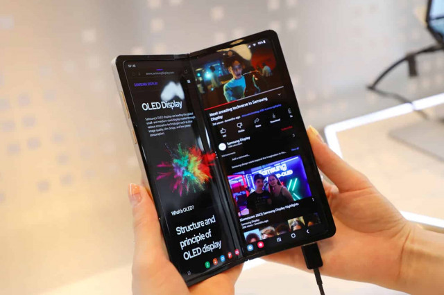 Показан вращающийся внутрь и наружу дисплей смартфона
