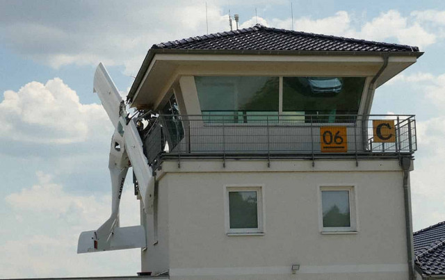 Застрял в башне аэропорта. В Германии произошла серьезная авиакатастрофа