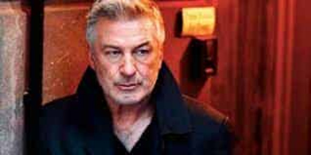 Отец погибшего оператора обвинил Болдуина в причастности к ее смерти
