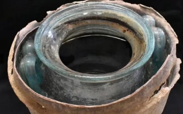 Археологи знайшли найстарішу пляшку вина у світі: що в ній було
