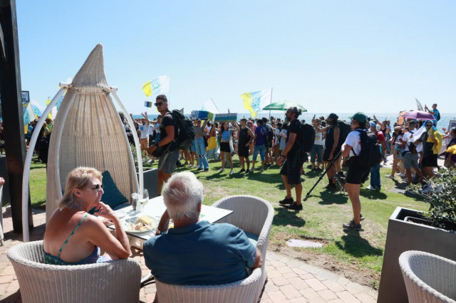 Тисячі протестувальників оточили шокованих туристів на пляжах в Іспанії: вимагали забиратися геть
