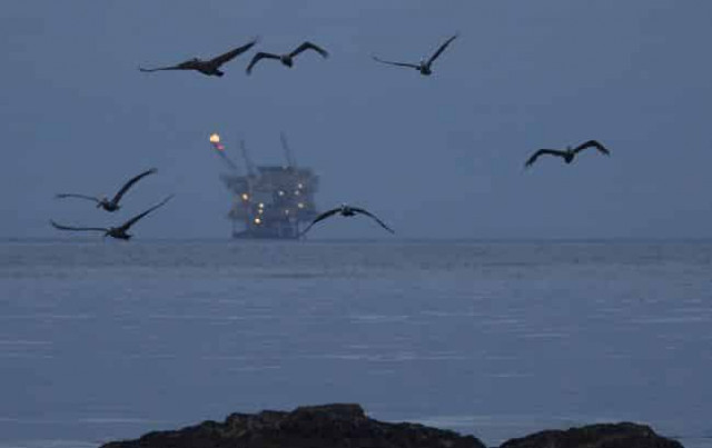 Мировые цены на нефть упали до минимума за последние два месяца
