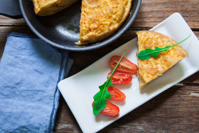 Омлет для ідеального сніданку у дорозі: Джеймі Олівер поділився ситним рецептом
