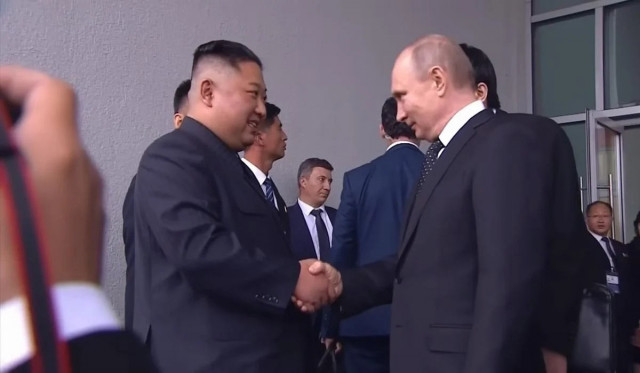 Ведмеді та качки за відправлення військ: Путін подарував Кім Чен Ину 75 диких тварин
