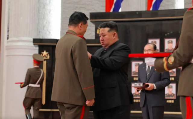 Кім Чен Ин нагородив солдатів, які воювали проти України