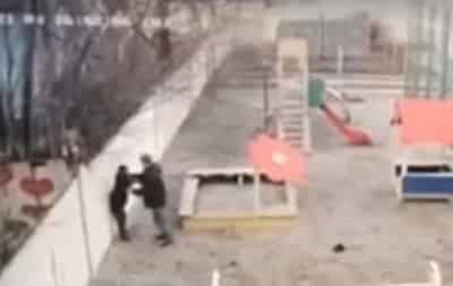 В Днепре мужчина до крови избил ребенка на детской площадке