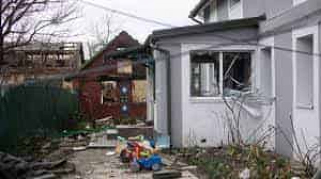 Мариуполь: захватчики зачищают завалы Драмтеатра, тела погибших вывозят и сваливают в траншею
