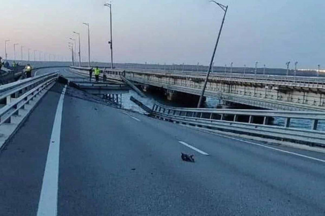 Мости Криму непоправно пошкоджені, у РФ залишилася одна дорога, - британська розвідка
