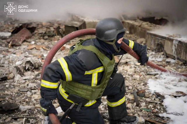 Окупанти завдали удару по місцю зберігання старої автотехніки в Одесі