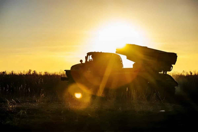 Нестача військової допомоги може змусити Україну погодитись на переговори з РФ, - Bloomberg
