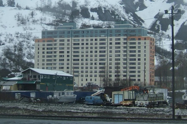 Одна багатоповерхівка на всіх: як живе найбільш ізольоване місто Америки (фото)
