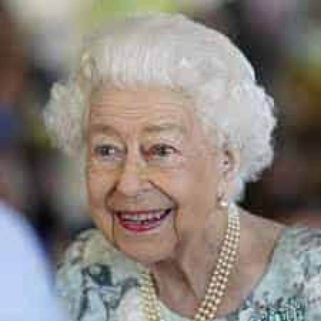 Королева Елизавета согласилась принять в дар шляпку от украинского дизайнера
