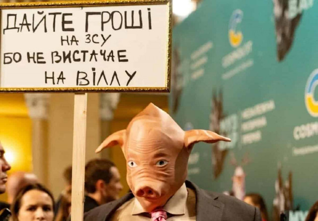 Відомий співак влаштував провокацію у масці свині: що він зробив
