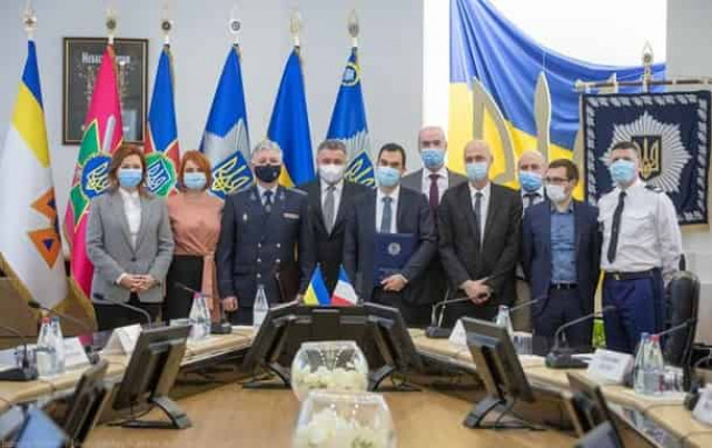 Украина и Франция договорились совместно выпускать пожарные лестницы