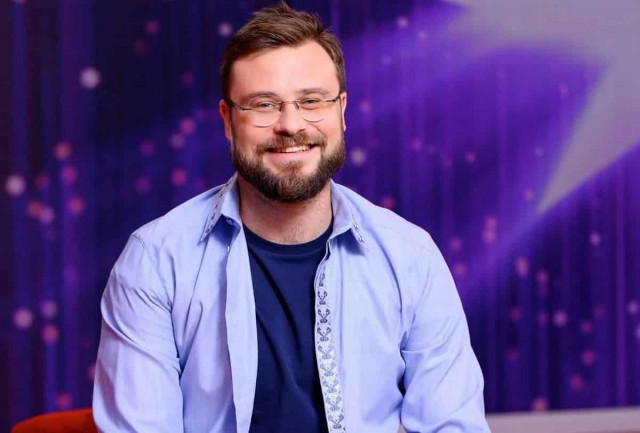 Ведучий 1+1 раптово показався на милицях: що сталося (фото)
