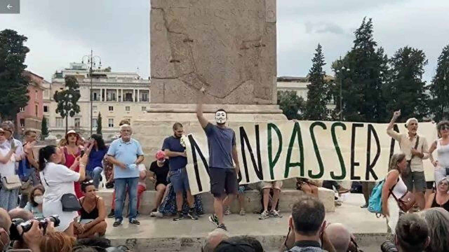 В итальянском парламенте прошла акция протеста против санитарных пропусков