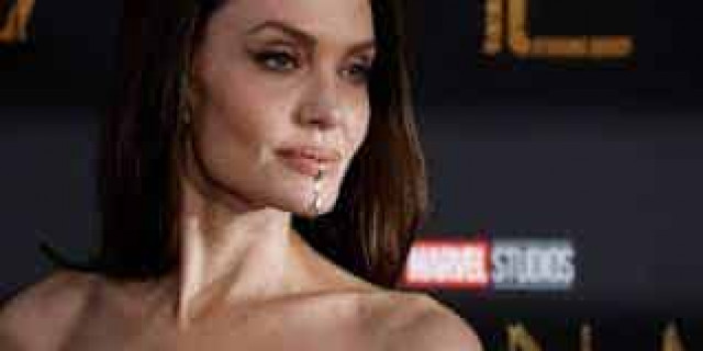 Анджелина Джоли удалила тату, посвященное Брэду Питту (ФОТО)