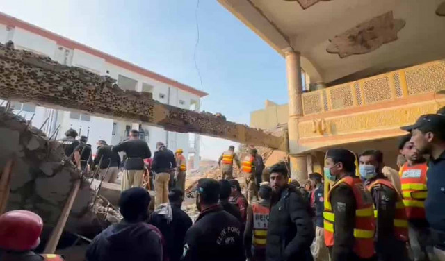 Число жертв теракта в Пакистане достигло 90 человек: кадры трагедии
