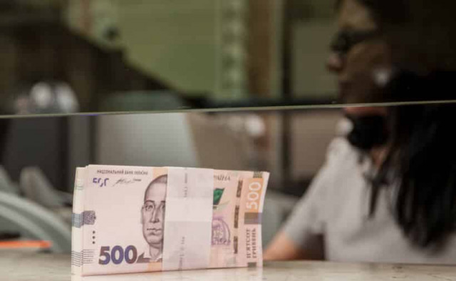 Минимальную зарплату в Украине увеличат: когда и на сколько